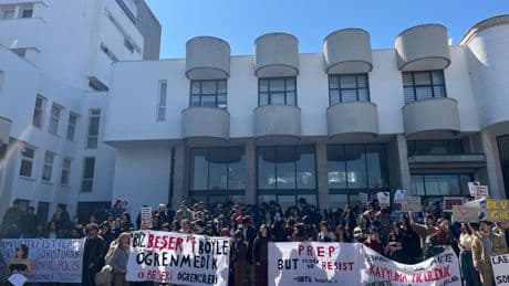 ODTÜ öğrencilerinden atanmış rektöre "soruşturma kağıtlı" eylem