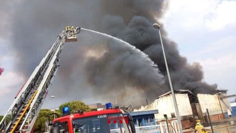 Los Bombers trabajan con 17 dotaciones en un incendio industrial en Lliçà de Vall