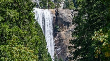 Un alpiniste sauvé en hélicoptère après être resté coincé deux jours derrière une chute d'eau en Californie