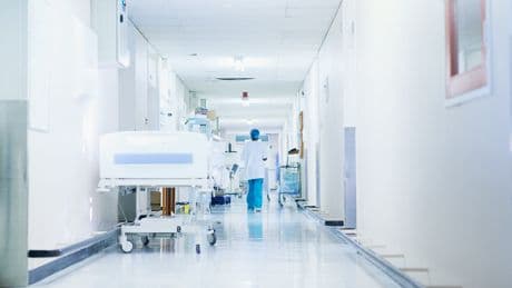 Ospedali-aziende: quando i medici diventano manager e i pazienti numeri da performance