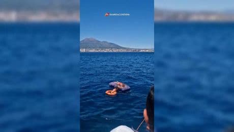 Así es como rescatan en Italia una abuela y su nieto en una colchoneta a 4 kilómetros a la deriva
