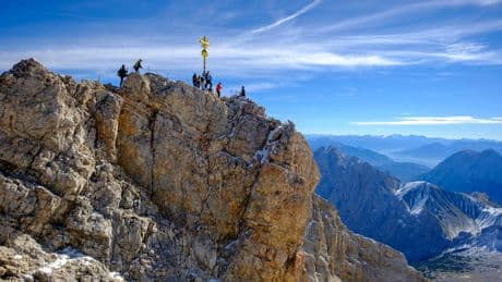 Maßnahme soll Sicherheit erhöhen - Zugspitze hat plötzlich zwei Gipfelkreuze