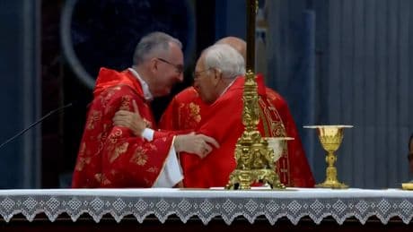 Primeras tensiones a las puertas del cónclave: el decano no cita a Francisco en la homilía y felicita a Parolin al terminar