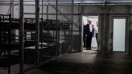 Trump, "Timsah Alcatraz"ı gezdi: Bu tesisten çıkış, sadece sınır dışı