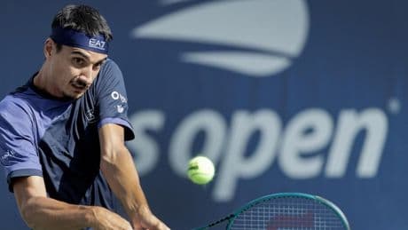 <p>Sonego, rimonta e beffa US Open: fuori al quinto al primo turno. Zverev avanti</p>