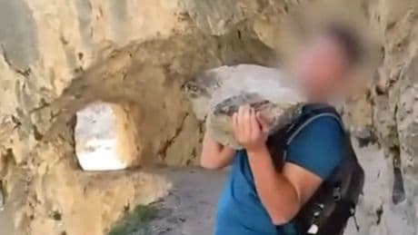 Al joven que lanzó una piedra por un barranco en los Picos de Europa podría caerle una multa de hasta 200.000 euros