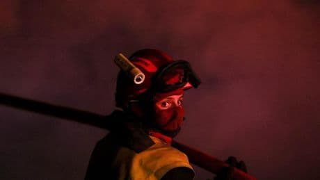 Imágenes del día: el trágico incendio, el adiós a una leyenda y una cita deportiva