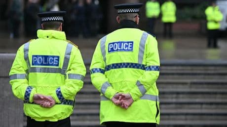 Royaume-Uni: 14 enfants âgés de 11 à 14 ans arrêtés après la mort d'un adolescent dans un incendie
