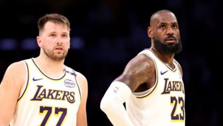 LeBron James señala a sus compañeros por la derrota de los Lakers