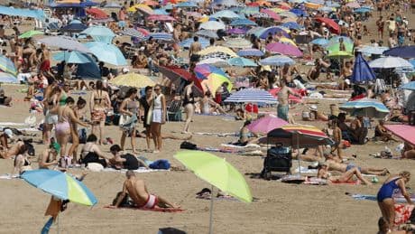 Vakantieganger laat zich niet afschrikken door ’extreem weer’, branche ziet ’hyper’ last-minute boekingen: ’Mensen kiezen voor zonzekerheid’