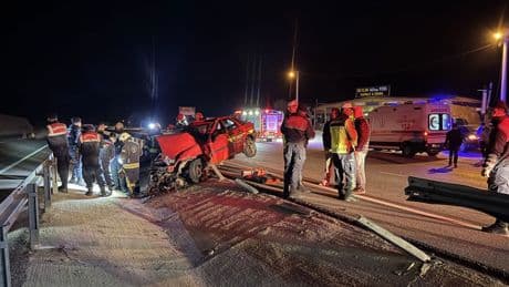 Kocaeli'de acı kaza: Bariyere çarpan otomobildeki 2 kişi öldü