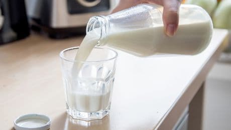 Husten, Schnupfen - und Milch: Was steckt wirklich hinter dem Hausmittel?