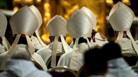 Conclave, divieto di fare cordate sui nomi. L'appello di Erdo: «Cambiamo questa Chiesa». Ma aumentano gli indecisi