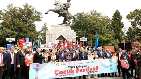 Samsun'da "Türk Dünyası Çocuk Festivali" renkli görüntülerle başladı