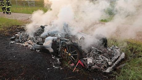 Ferrari komplett ausgebrannt - Zwei Menschen überleben Horror-Crash