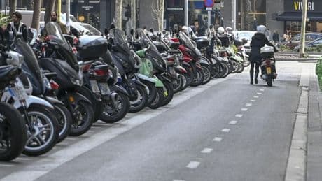 ¿Dónde puedes aparcar tu moto? Con esta guía no tendrás dudas