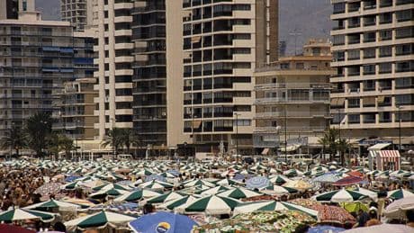 ’Parasoloorlog’ op Spaanse stranden; boetes voor te vroeg reserveren kunnen oplopen tot 3000 euro