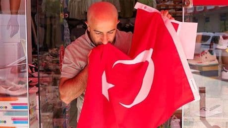 Terörsüz Türkiye sürecine destek! İstanbul'daki ilçe belediyesi 40 bin bayrak dağıttı... Paylaşılan video büyük ilgi gördü