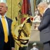 Trump overhandigt WK-medailles, pakt er zelf één mee en houdt échte trofee: ‘Ze hebben een nieuwe gemaakt’
