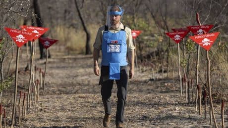 Harry travolto dalle critiche dopo il viaggio in Angola sulle orme di Lady Diana