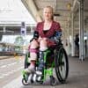 Bij een vreemde op de rug en uren omreizen: ‘In een rolstoel kost het ov extra veel tijd’