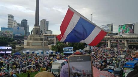 Una gran concentración en Bangkok alienta el golpe de Estado contra la primera ministra