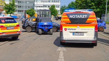 Schwerer Unfall: Auto fährt bei Stuntshow in Zuschauerbereich - Verletzte