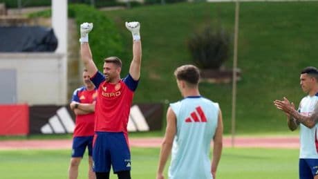 Unai Simón le manda un mensaje a Joan Garcia desde la concentración de la Roja
