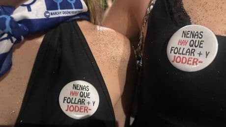 'Chupa y calla', 'Lo tengo mojadito...': Las chapas de la polémica que se venden en Aste Nagusia