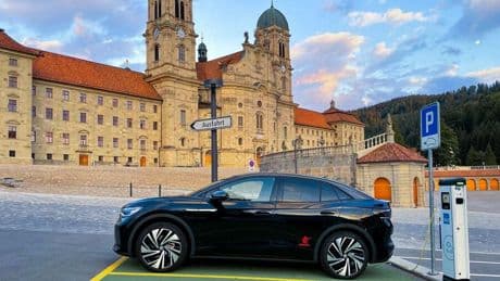 Elektromobilität : Sommerferien mit dem Elektroauto – wie man besonders günstig fährt