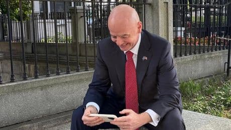 Foto geht viral - Was Infantino vor dem Weißen Haus macht