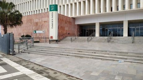 Siete años de prisión para un hombre que violó a su hijastra de 14 años mientras su madre estaba en la cárcel