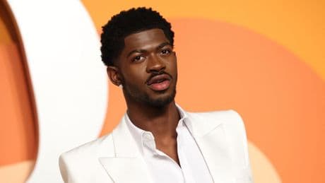 Rapper Lil Nas X aangehouden na belagen agent, liep 's nachts in onderbroek op straat