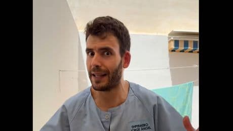 Jorge Ángel, enfermero: "Si se te mete agua en el oído, primero hay que confiar en la ley de la gravedad"