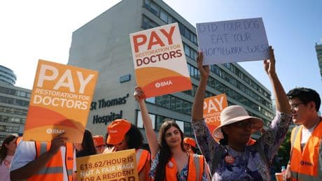 En Angleterre, des milliers de jeunes médecins en grève pour leurs salaires