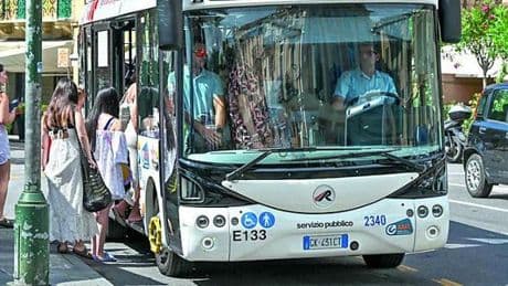 “Corse saltate e mezzi piccoli”. In riviera la protesta sale sui bus