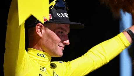 Aanvallende Mathieu van der Poel pakt geel in Tour de France nipt terug van Tadej Pogacar, zege Ben Healy