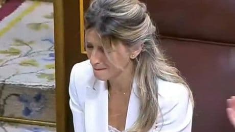 Yolanda Díaz rompe a llorar tras el emotivo recuerdo de Pedro Sánchez a su padre
