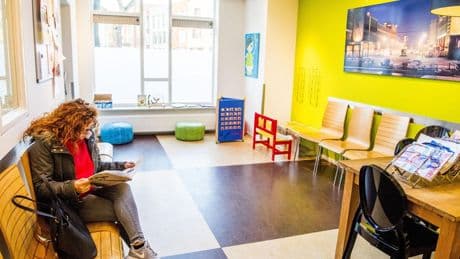 Nauwelijks privacy, weinig licht en overal folders over ziek zijn: wachtkamers huisartsen slecht ingericht en dat is schadelijk