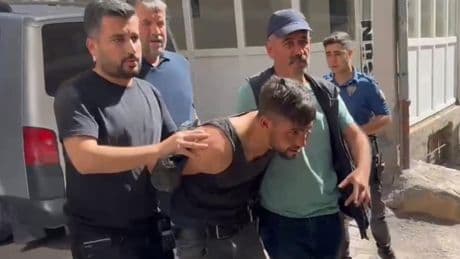 Para çekmeye giden vatandaş hayatının şokunu yaşadı! Çocuğu araçtan attı, aracı alıp kaçtı