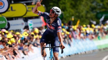 Mathieu van der Poel voelt sentiment op ’heilige’ muur: ’Heel speciaal om terug te keren op Mûr-de-Bretagne’