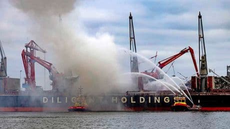 Brand op schip in haven Amsterdam nog niet geblust: ’Haal dieren uit de rook’