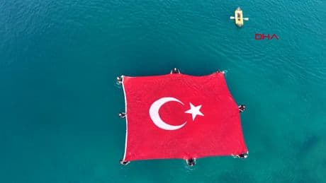 Denizde Türk bayraklı "15 Temmuz" farkındalığı