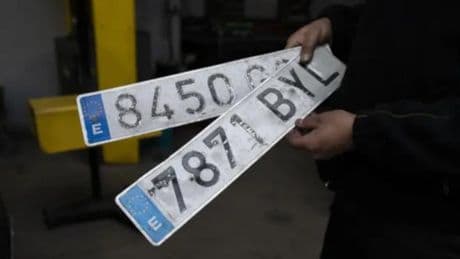 Esto es lo que deberías hacer si se te rompe la matrícula del coche