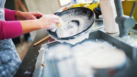 Tipps vom Küchenchef: So reinigen Sie Ihre Pfanne richtig