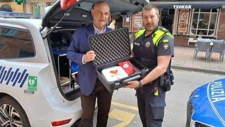 Dos policías de Barakaldo le salvan la vida a un hombre gracias a un desfribilador
