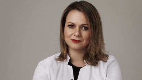 Estíbaliz Lancha, farmacéutica: “Introducir una esencia a nuestra rutina nos va a aportar no solo hidratación y recuperación de la barrera cutánea, también tiene efecto tensor flash y deja la piel más luminosa”