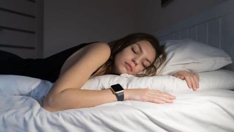 Gesund schlafen: Zwischen Traum und Technik: Wie gut helfen Schlaftracker?