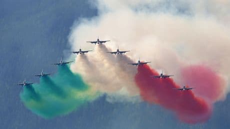 Tres aviones de la 'Patrulla Águila' italiana chocan en el aire durante una de sus exhibiciones