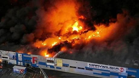 La Pologne accuse les services russes d’avoir commandité l’incendie d’une halle à Varsovie en 2024